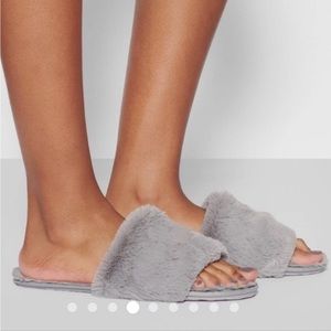 SKIMS The Slide Fuzzy Slippers in Smoke Size 37 NEW